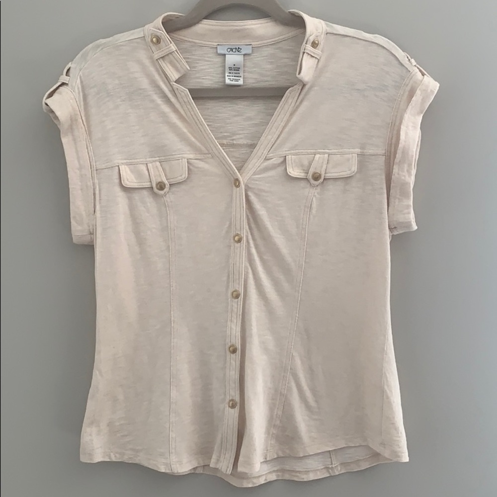 Cache cream top with gold shimmer